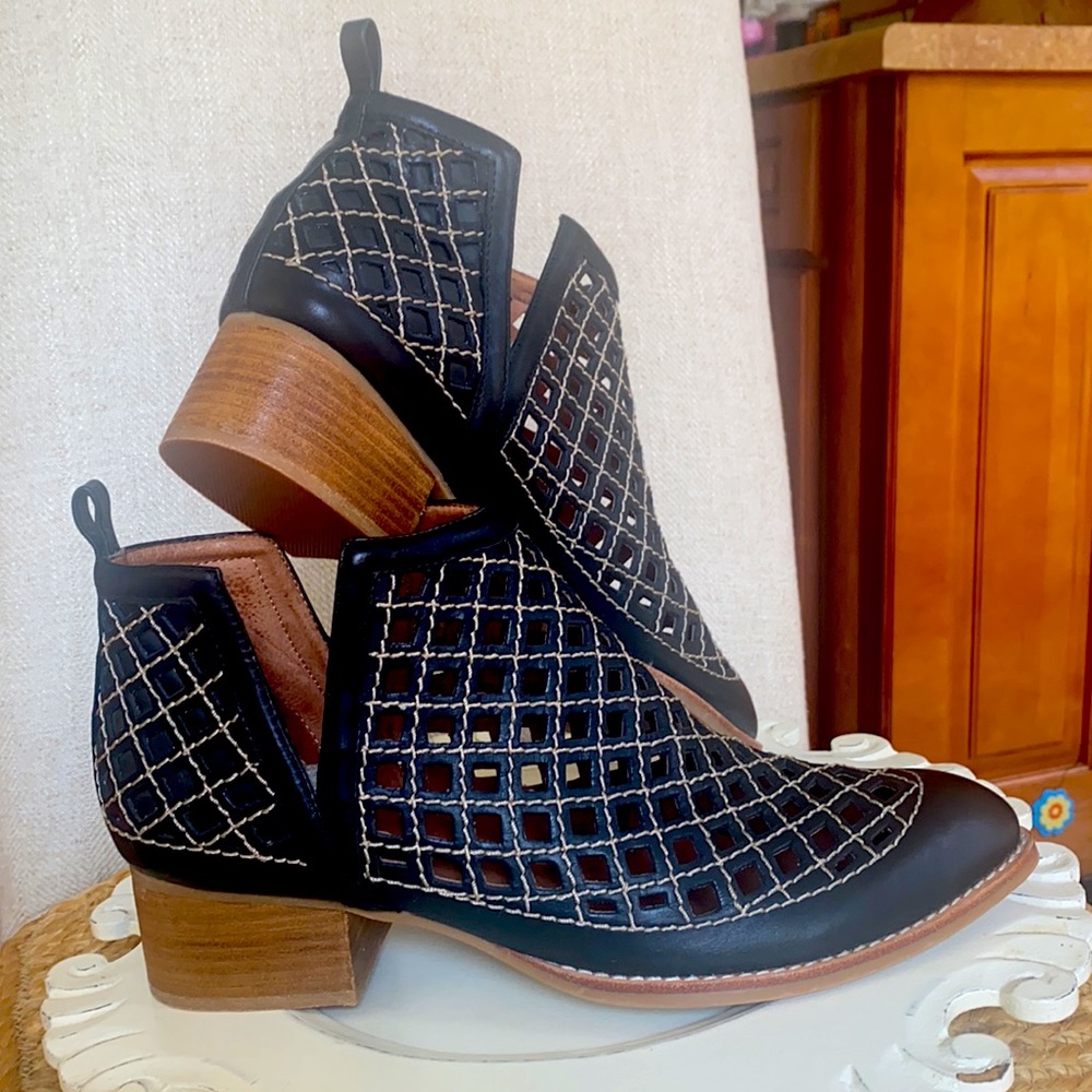 - JEFFREY CAMPBELL BOOTIES!